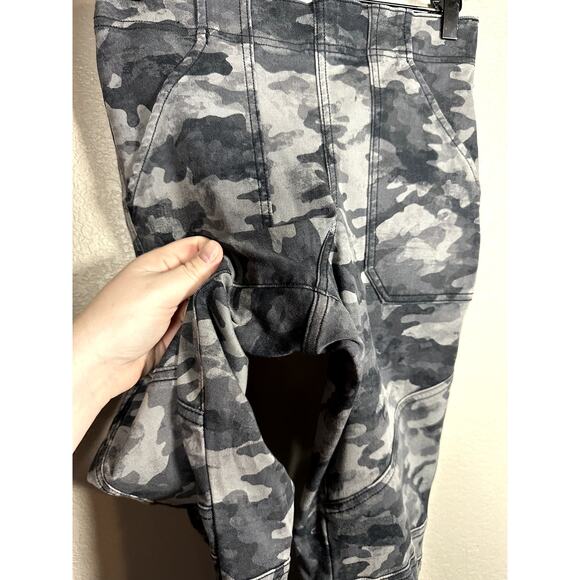 SPANX Black Wash Camo Stretch Twill Cargo Jogger Pant Size Small - Picture 4 of 7